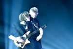Ledaの顔を引き寄せて歌唱するluz。（撮影：小松陽祐［ODD JOB］、加藤千絵）