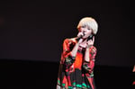 「ちいさな英雄」を歌う木村カエラ。