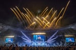 人気画像1位は「B'zデビュー31年目に突入、珠玉セトリで味スタ沸かせた『Pleasure』ツアー最終日」より、「B'z LIVE-GYM Pleasure 2018 -HINOTORI-」味の素スタジアム公演の様子。（写真提供：VERMILLION RECORDS）