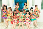 SUPER☆GiRLS。前列左から2人目が宮崎理奈、3人目が溝手るか、中央が浅川梨奈、右から1人目が渡邉ひかる、後列右が内村莉彩。