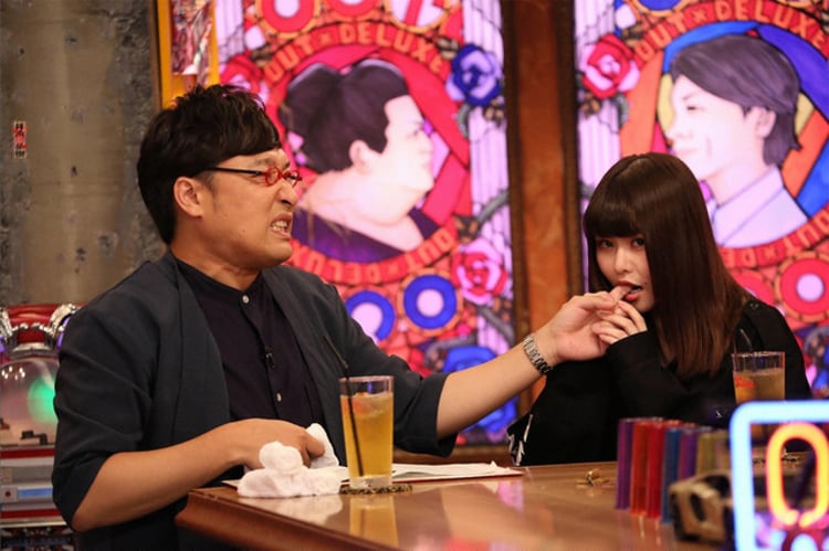 山里亮太（左）の指を噛む戦慄かなの（右）。 (c)フジテレビ