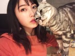 横山由依と愛猫のビス。