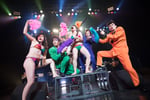 ベッド・インとゴールデンボンバーのコラボライブの様子。（撮影：斉藤明）
