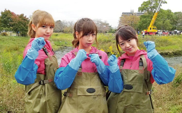 左から加藤玲奈、大家志津香、峯岸みなみ。 (c)テレビ東京