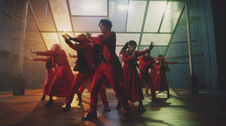 RED「君の唇を離さない」ミュージックビデオのワンシーン。