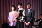 左から浜辺美波、平手友梨奈、月川翔監督。