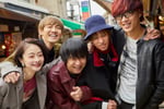 め組。新メンバーは左から2番目の寺澤俊哉（B）、右端の外山宰（Dr）。