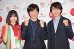 左から紅組司会の広瀬すず、総合司会を担当する内村光良、白組司会の櫻井翔（嵐）。
