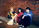 SHISHAMO。中央が宮崎朝子（G, Vo）。