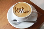 コラボカフェ「back number cafe」のメニュー「back number ラテ」。