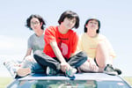 SUNNY CAR WASH。中央が岩崎優也（Vo, G）。