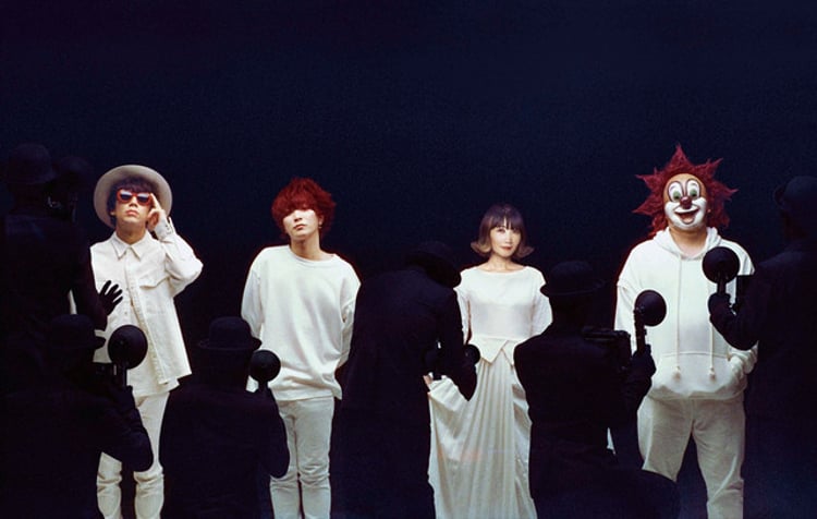 SEKAI NO OWARI。右端がDJ LOVE。