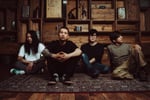 COUNTRY YARDの新しいアーティスト写真。右から2番目がShunichi Asanuma（Dr）。