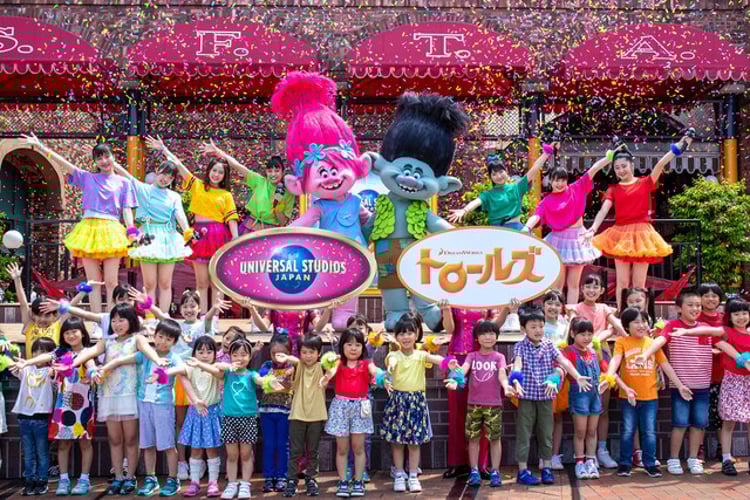 「トロールズ」のポピーとブランチと共に「もうサイコー！」を披露したつばきファクトリー。（画像提供：ユニバーサル・スタジオ・ジャパン）
