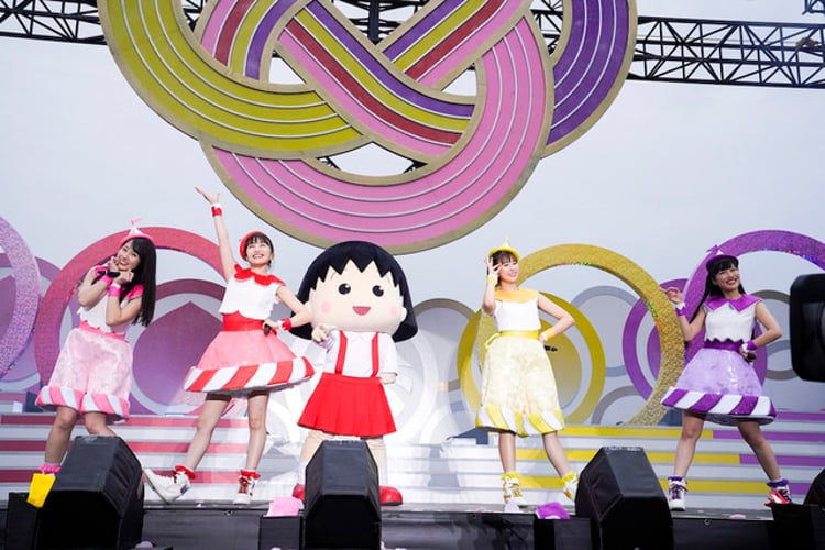 「ももクロ 春の一大事 2019 in 黒部市 ～笑顔のチカラ つなげるオモイ～」でまる子と共に「おどるポンポコリン」を披露するももいろクローバーZ。（Photo by HAJIME KAMIIISAKA＋Z）