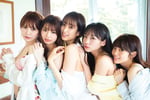日向坂46「立ち漕ぎ」より。左から加藤史帆、高本彩花、佐々木久美、齊藤京子、宮田愛萌。（Photo by YOROKOBI）