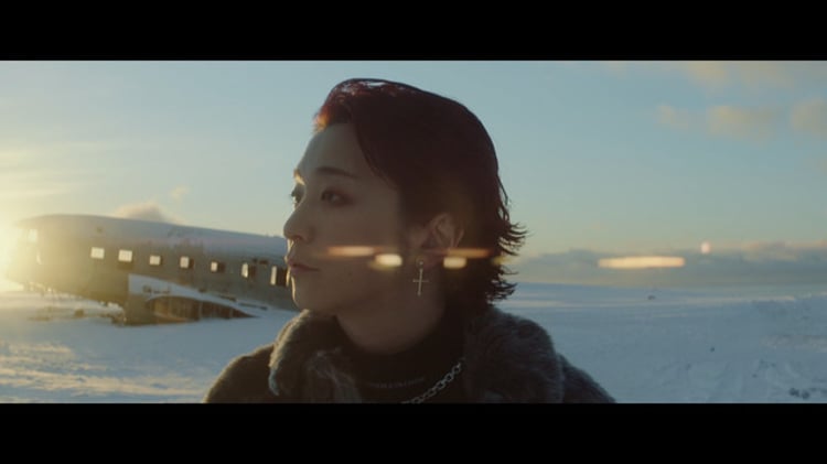 End of the World feat. Clean Bandit「LOST / ロスト」ミュージックビデオのワンシーン。