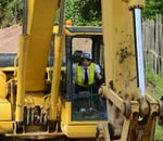 ライブハウスに見立てた小屋をユンボで破壊するまお。