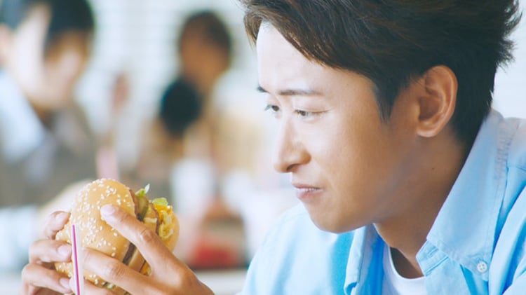 日本マクドナルドCM「笑顔のためにできること、ぜんぶ。」編より。