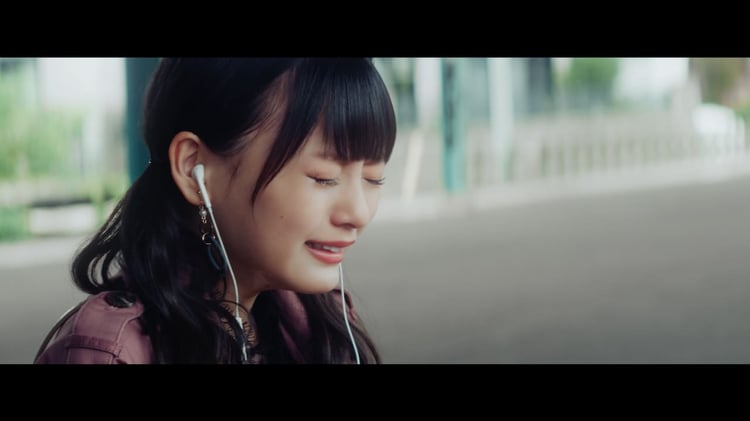 =LOVE「ズルいよ ズルいね」ミュージックビデオより齊藤なぎさ。