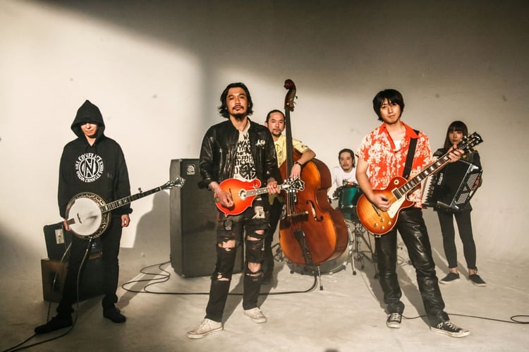OLEDICKFOGGY。左から3番目がTAKE（Doublebass）。