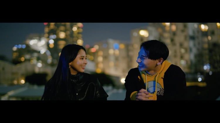 KERENMI「ROOFTOPS feat.藤原聡（Official髭男dism）」MVのワンシーン。