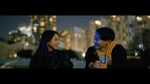 KERENMI「ROOFTOPS feat.藤原聡（Official髭男dism）」MVのワンシーン。