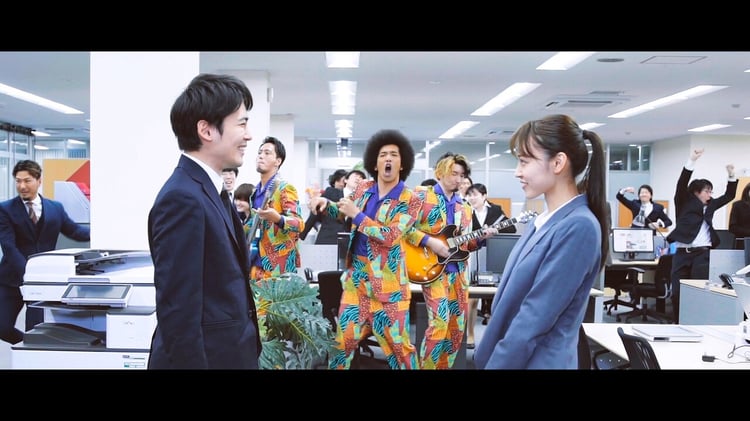BRADIO「幸せのシャナナ」MVのワンシーン。