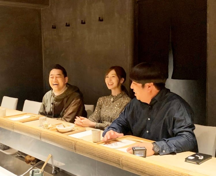 テレビ朝日「バナナマンのドライブスリー」より白石麻衣行きつけの和食店を訪れたバナナマンと白石麻衣。
