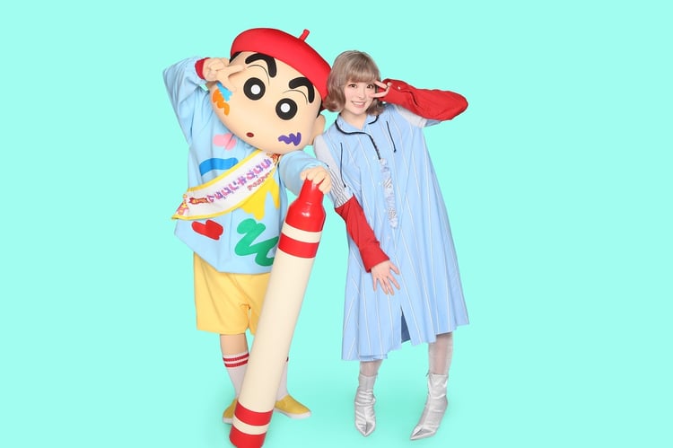 野原しんのすけときゃりーぱみゅぱみゅ。