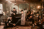 Official髭男dism。左が楢崎誠（B, Sax）。