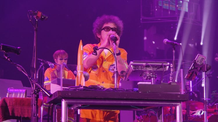 「チラーRhythm」をパフォーマンスするユニコーン。