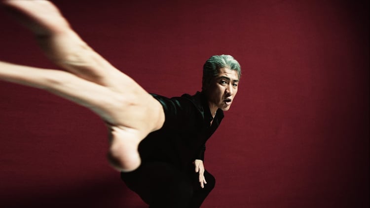 吉川晃司「Lucky man」MVのワンシーン。