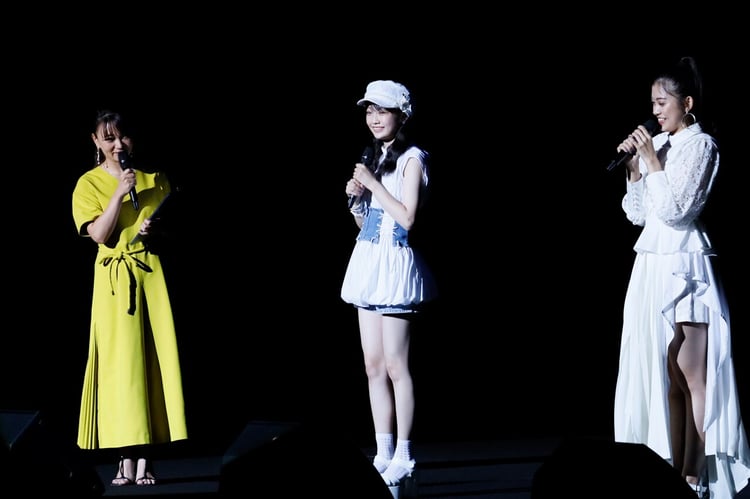 左からMCの保田圭、山崎愛生（モーニング娘。'20）、岸本ゆめの（つばきファクトリー）。