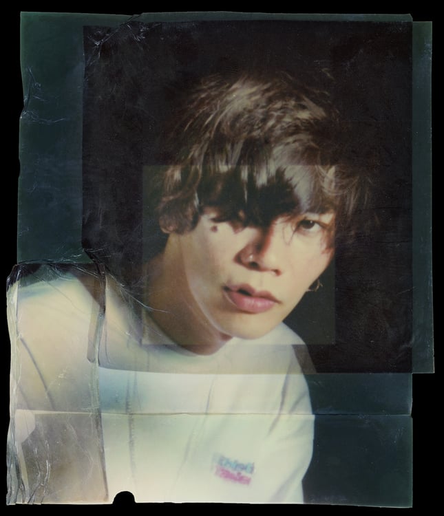 米津玄師“祝賀アーティスト写真”。（撮影：奥山由之）