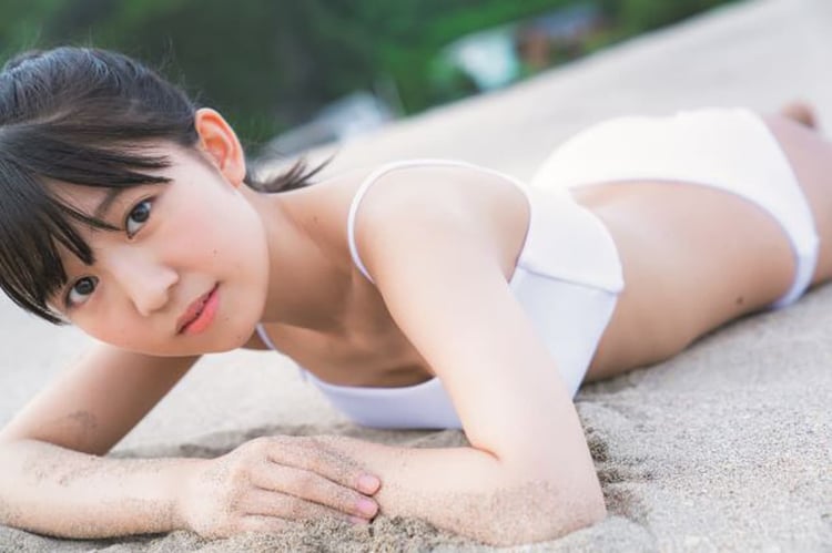 島倉りか1st写真集「十九歳の夏」より。