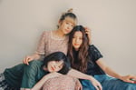 Lucie,Too。写真上からChisa（G, Vo）、シバハラナホ（Dr, Cho）、ヒカリ（B）。