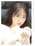 渡辺みり愛1st写真集「消極的な華やかさ」通常版表紙画像（撮影：彦坂栄治）