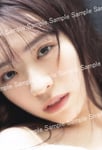 渡辺みり愛1st写真集「消極的な華やかさ」封入特典ポストカード（撮影：彦坂栄治）