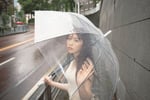 渡辺みり愛1st写真集「消極的な華やかさ」より。（撮影：彦坂栄治）