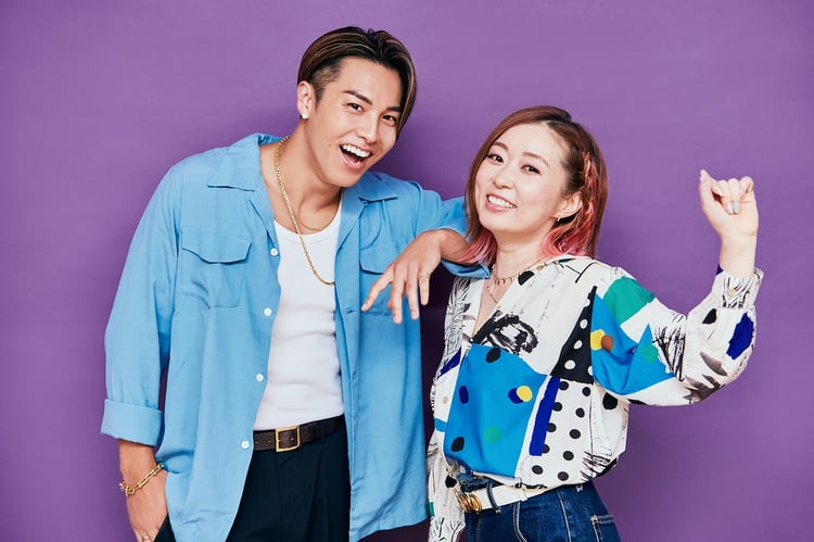 左からRIKU、荒牧陽子。