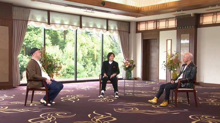 左からくっきー！（野性爆弾）、斉藤和義、小峠英二（バイきんぐ）。(c)フジテレビ