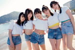 「まねきケチャカレンダーBOOK2022」より。（撮影：西村康）
