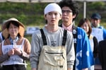 映画「99.9-刑事専門弁護士-THE MOVIE」より道枝駿佑（中央）。(c)2021『99.9-THE MOVIE』製作委員会
