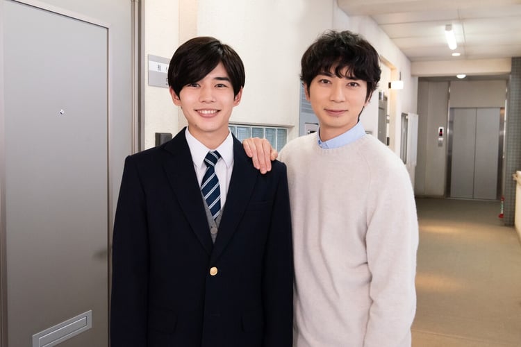 左から長尾謙杜（なにわ男子）、松本潤（嵐）。(c)テレビ朝日