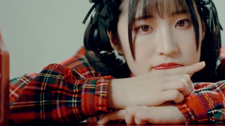 内山結愛「Y」ミュージックビデオより。