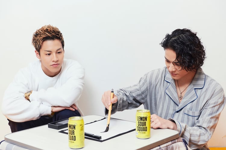左からRIKU、岩谷翔吾。