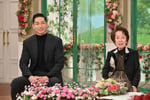 左からEXILE AKIRA、奈良岡朋子。(c)テレビ朝日