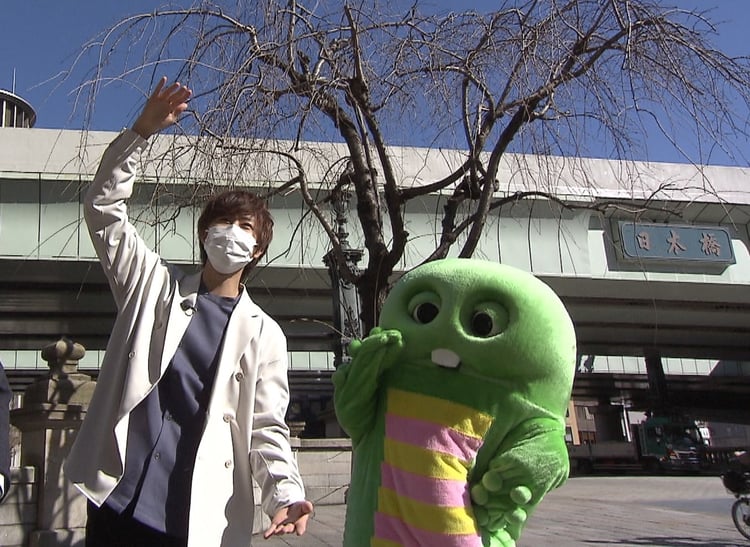 左から阿部亮平、ガチャピン。 (c)フジテレビ