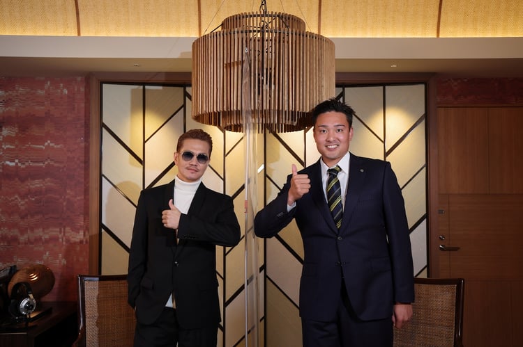 左からEXILE ATSUSHI、秋山拓巳選手。（球団提供）